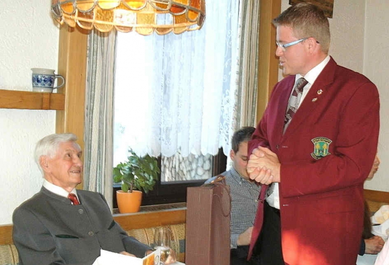 Erster Vorsitzender Gabor Fischer gratuliert dem Jubilar Erster Vorsitzender Gabor Fischer gratuliert dem Jubilar