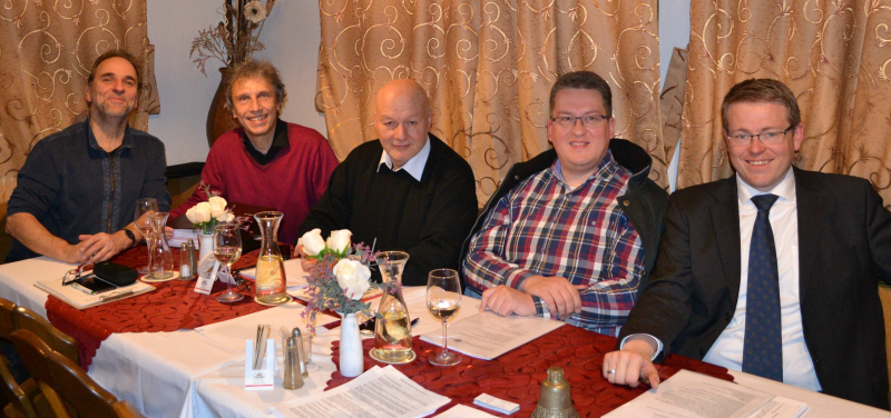 Neuer Vorstand v.r.n.l: Gabor Fischer (erster Vorsitzender), Michael Riedl (zweiter Vorsitzender), Heinz Geistlinger (Geschäftsführer), Rolf Geber (Kassenverwalter), Thorsten Steinkopff (Protokollführer) Neuer Vorstand v.r.n.l: Gabor Fischer (erster Vorsitzender), Michael Riedl (zweiter Vorsitzender), Heinz Geistlinger (Geschäftsführer), Rolf Geber (Kassenverwalter), Thorsten Steinkopff (Protokollführer)