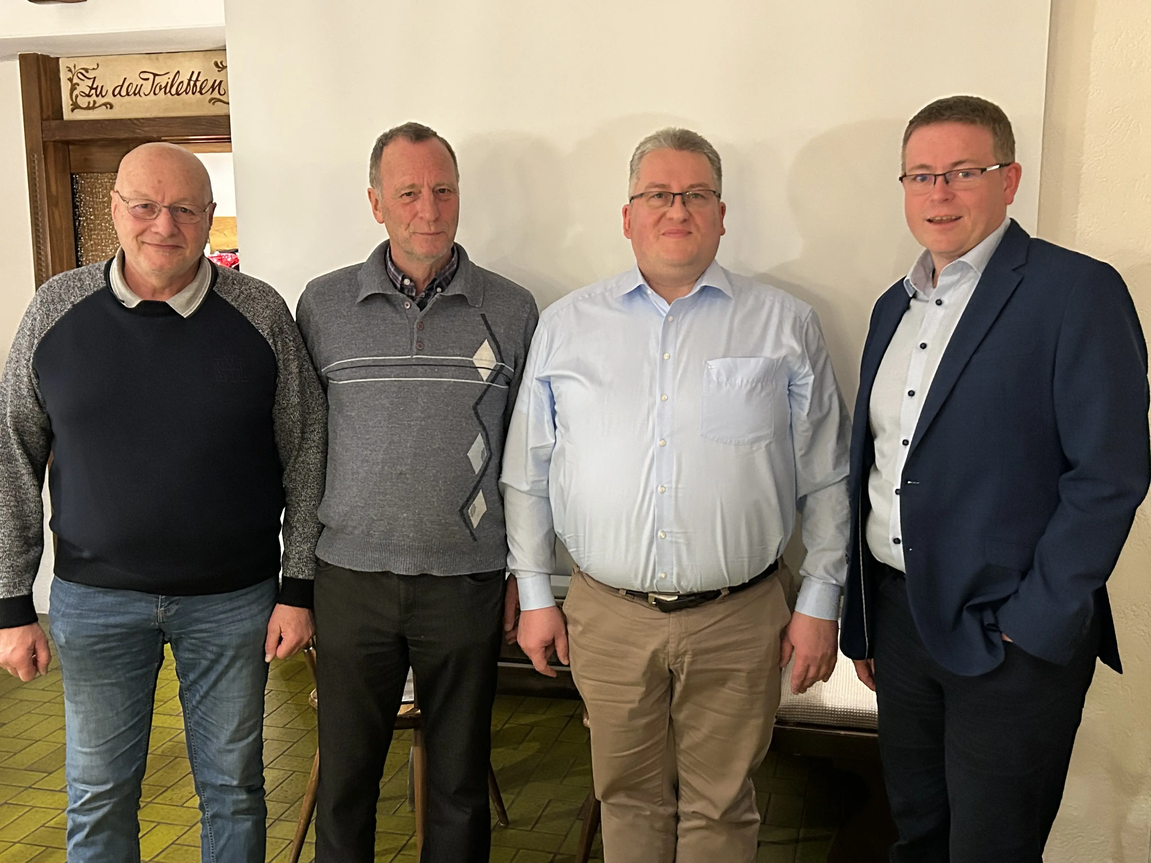 V.l.n.r.: Geschäftsführer Heinz Geistlinger, Protokollführer Bernhard Schwarz, 2. Vorsitzender und Chorleiter Michael Riedel, 1. Vorsitzender Gabor Fischer; Kassenverwalter Rolf Geber war berufsbedingt nicht dabei V.l.n.r.: Geschäftsführer Heinz Geistlinger, Protokollführer Bernhard Schwarz, 2. Vorsitzender und Chorleiter Michael Riedel, 1. Vorsitzender Gabor Fischer; Kassenverwalter Rolf Geber war berufsbedingt nicht dabei